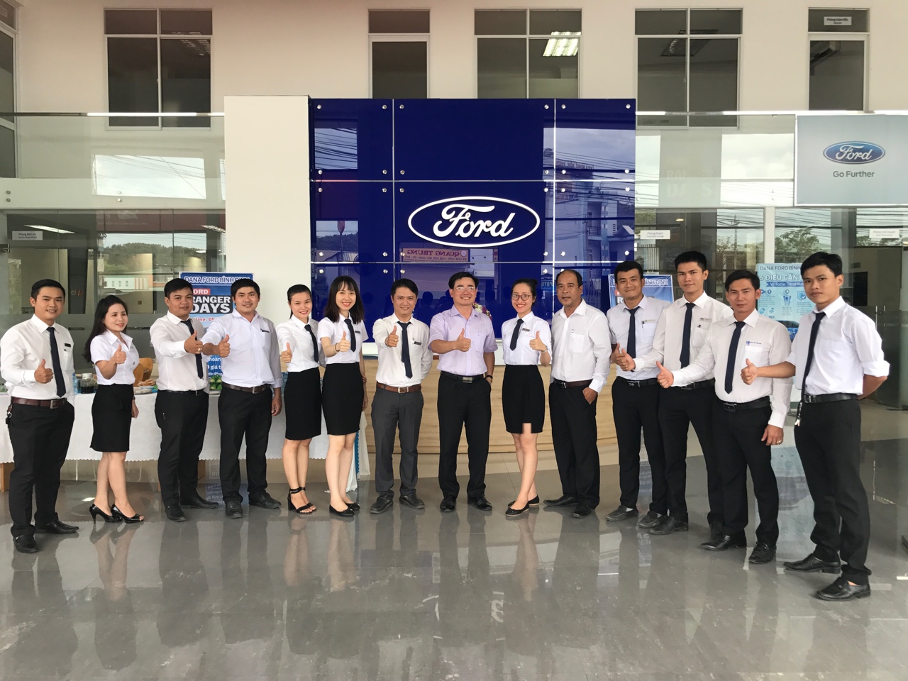 Đội ngũ nhân viên Sales Ford Bình Định