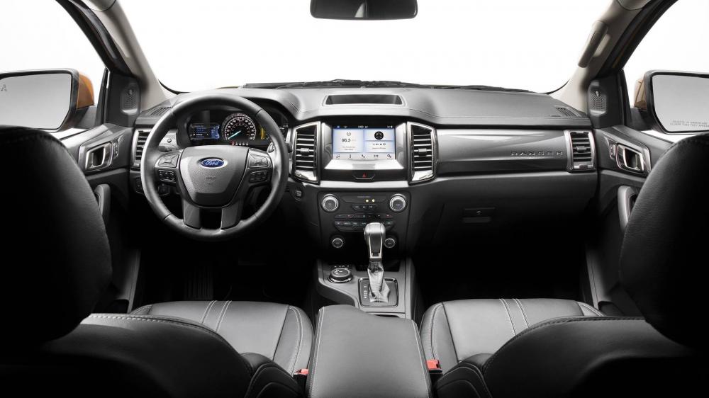 Bên trong Ford Ranger 2019 là nội thất 5 chỗ ngồi với hệ thống thông tin giải trí dùng phần mềm SYNC 3, đi kèm màn hình cảm ứng 8 inch tùy chọn. Trước mặt người lái còn có cặp màn hình màu trong cụm đồng hồ.
