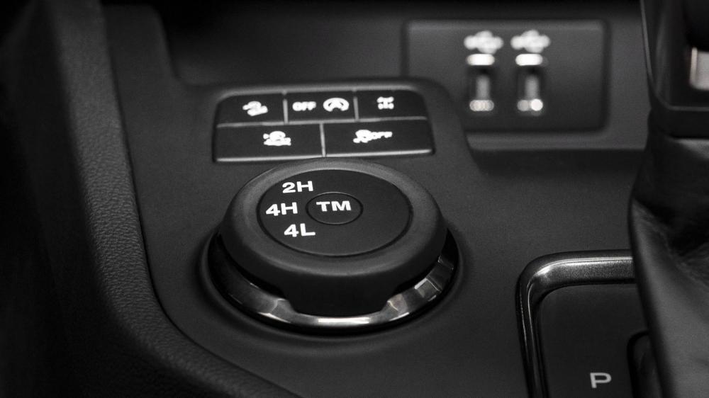 Cả phiên bản dẫn động cầu sau và 4 bánh của Ford Ranger 2019 đều có khóa vi sai Dana Trac-Lok. Trong khi đó, khóa vi sai cầu sau điều khiển điện được trang bị tiêu chuẩn cho xe nếu đi kèm gói off-road FX2 và FX4.